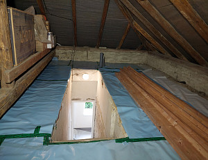 Zateplení stropu rodinného domu pomocí foukané izolace